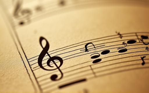 Primo piano di una partitura musicale vintage ingiallita.